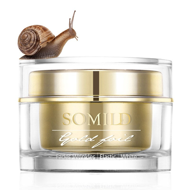 Snail moisturizing cream - Balochistan LLC  Product Name: 24K Gold Snail Cream Product capacity: 100ML Main ingredients: snail extract, gold leaf, kelp polysaccharide Product efficacy: brightens skin tone, reduces scars, restores elasticity, whitens and antioxidants Applicable people: Suitable for all skin types, especially wrinkles, scars, uneven skin tone, rough, dull and dull skin.